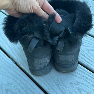 UGGS size 8- black Bailey bow short- gently used. Size 8.